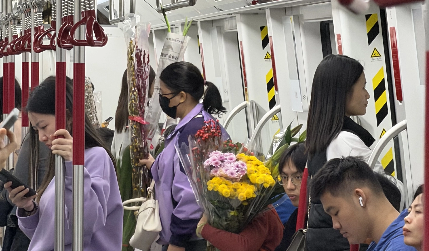  廣州地鐵全力守護市民春節煙花匯演交通需求