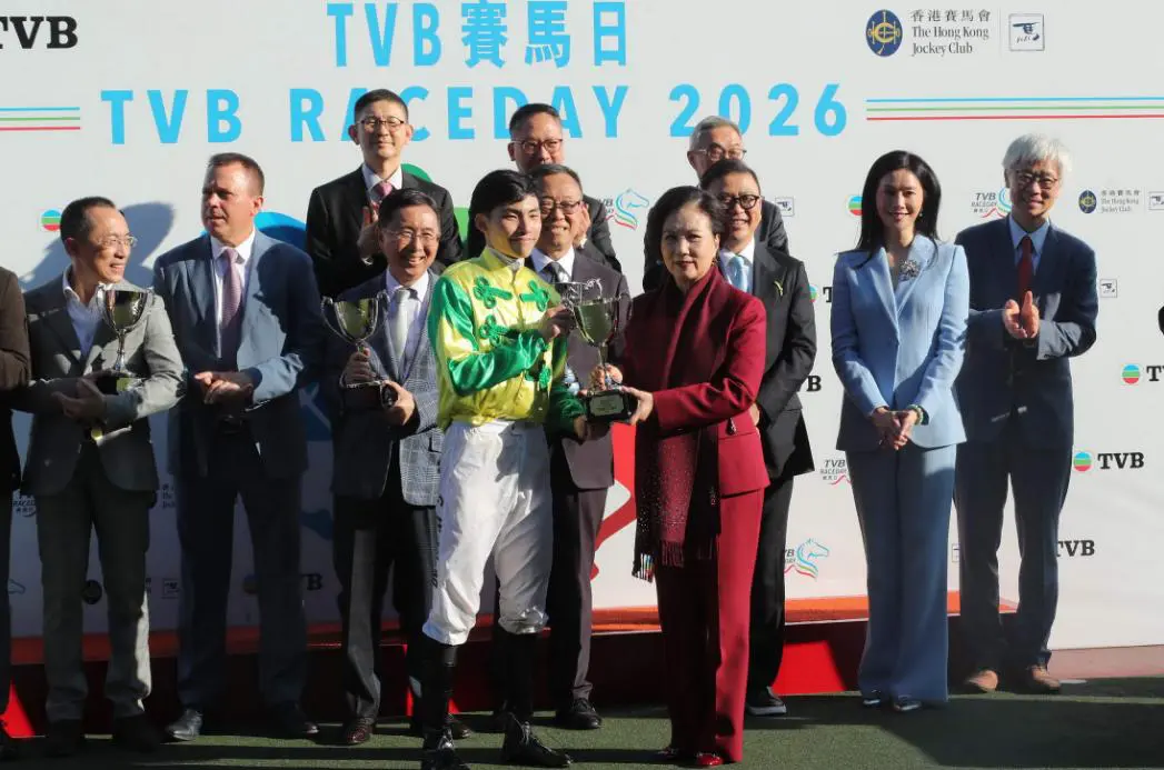 有片丨信心星捧TVB盃 汪明荃賽後頒獎