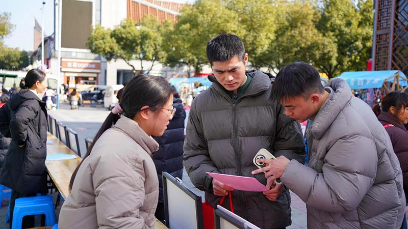 辦年貨選好崗 皖屯溪區就業春風吹進年味市集