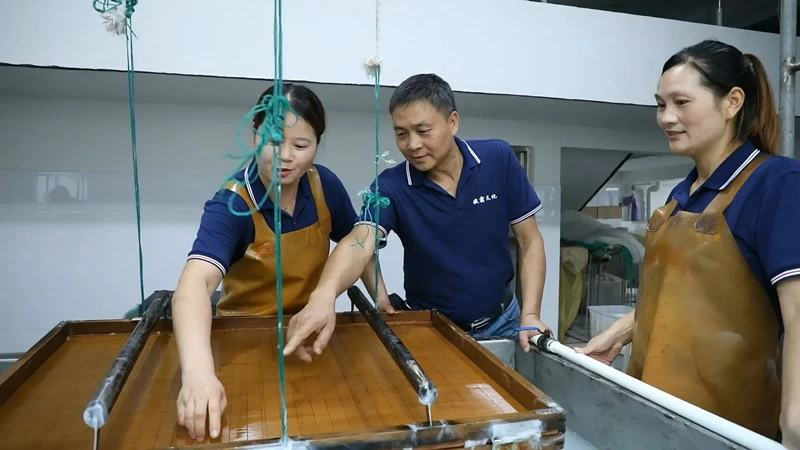 指尖匠心成就非遺之美  皖休寧皮紙登上世界舞台