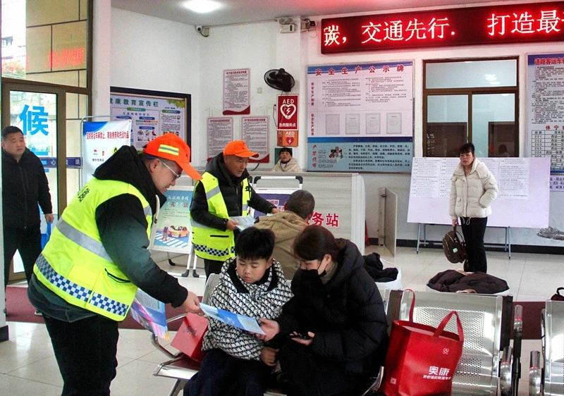 皖休寧縣：節前普法不停歇 公路宣傳迎新春