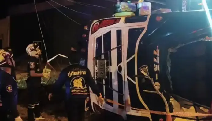 泰國南部雙層巴士翻側 40多人受傷送院