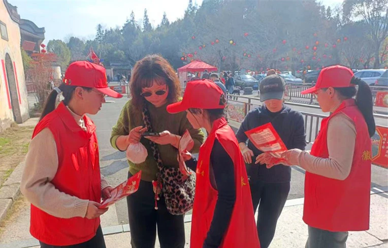 黃山市徽州區：呈坎「志願紅」 旅途貼心人