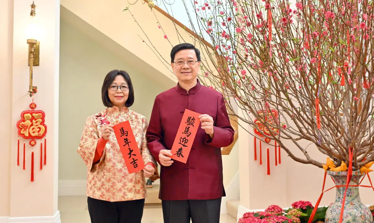 有片丨李家超向全港市民拜年 夫人林麗嬋一展畫技繪駿馬