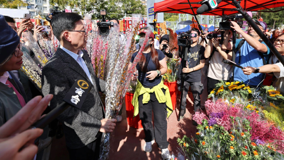 李家超除夕逛花市　買花迎馬年
