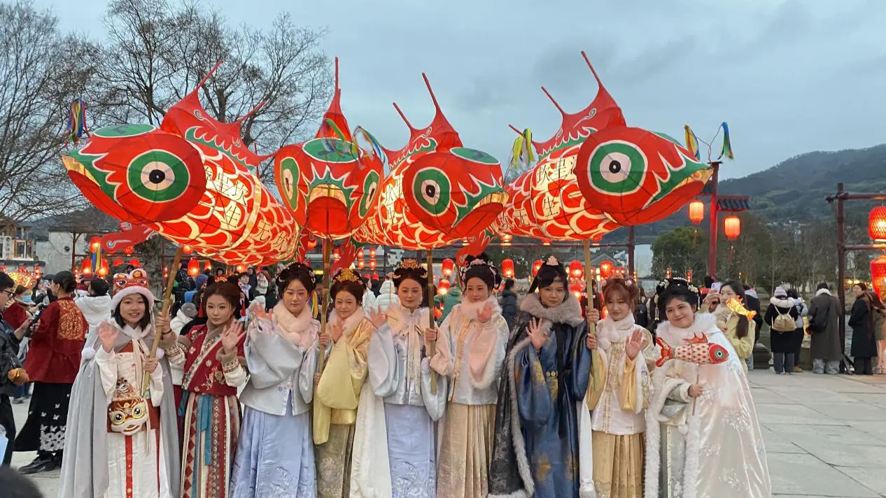 【就在徽州過大年】黃山徽州區：馬頭牆下魚燈搖曳  千年古村再續盛景