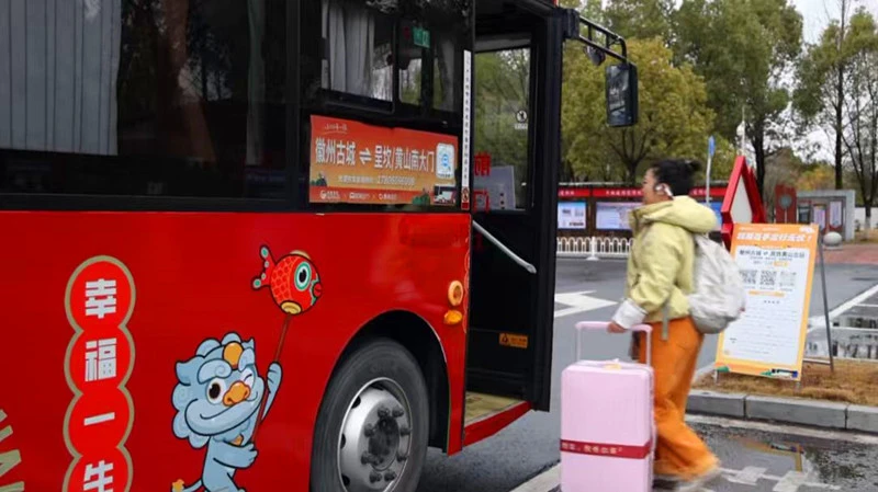 【就在徽州過大年】黃山歙縣：「魚燈號」巴士游進「徽州年」