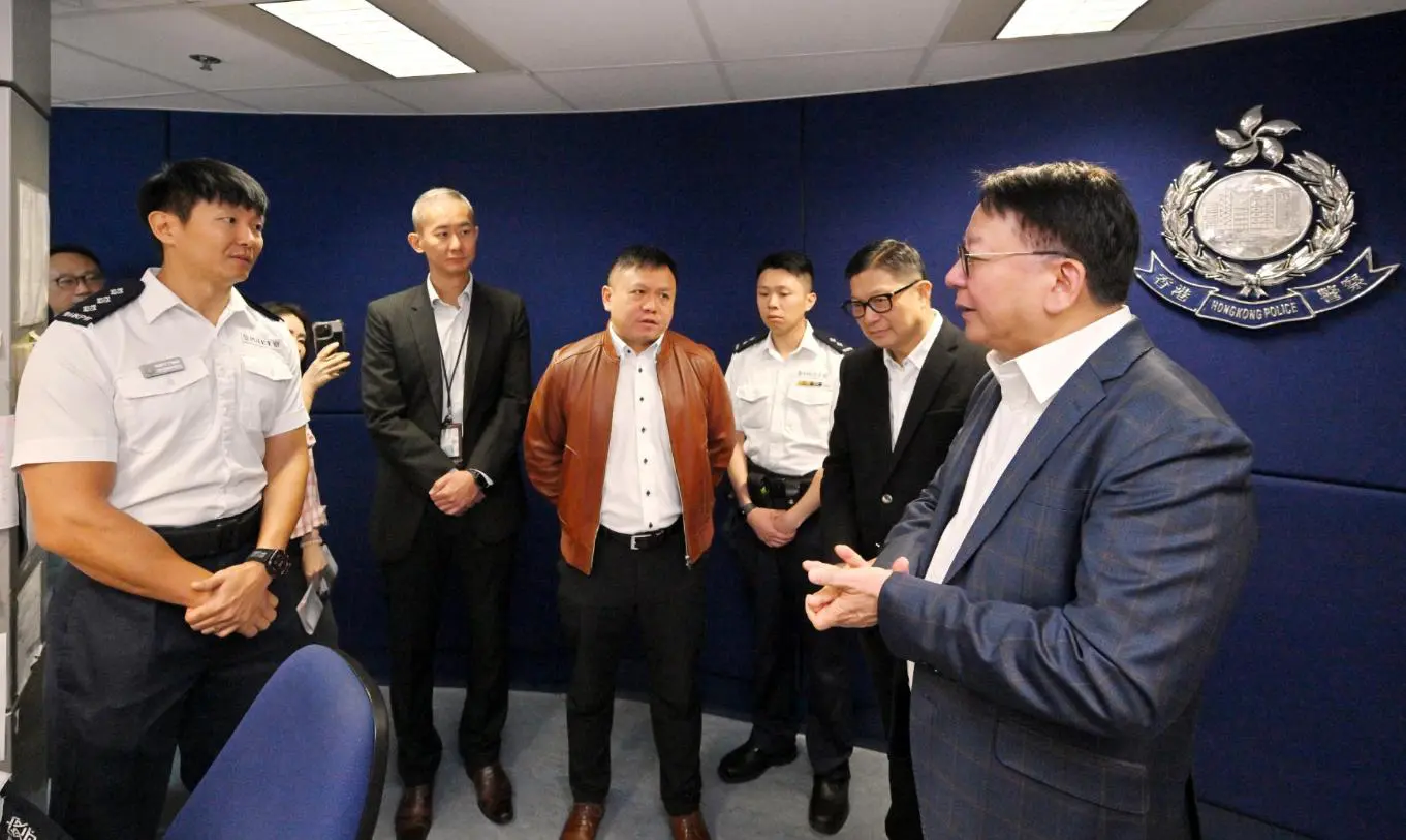 陳國基視察落馬洲支線管制站 探訪前線人員送上新年祝福