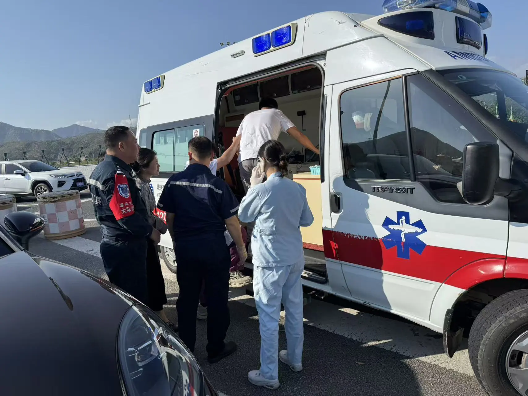 除夕生命接力 深汕交警火速護送高速突發心臟疾病司機脫險