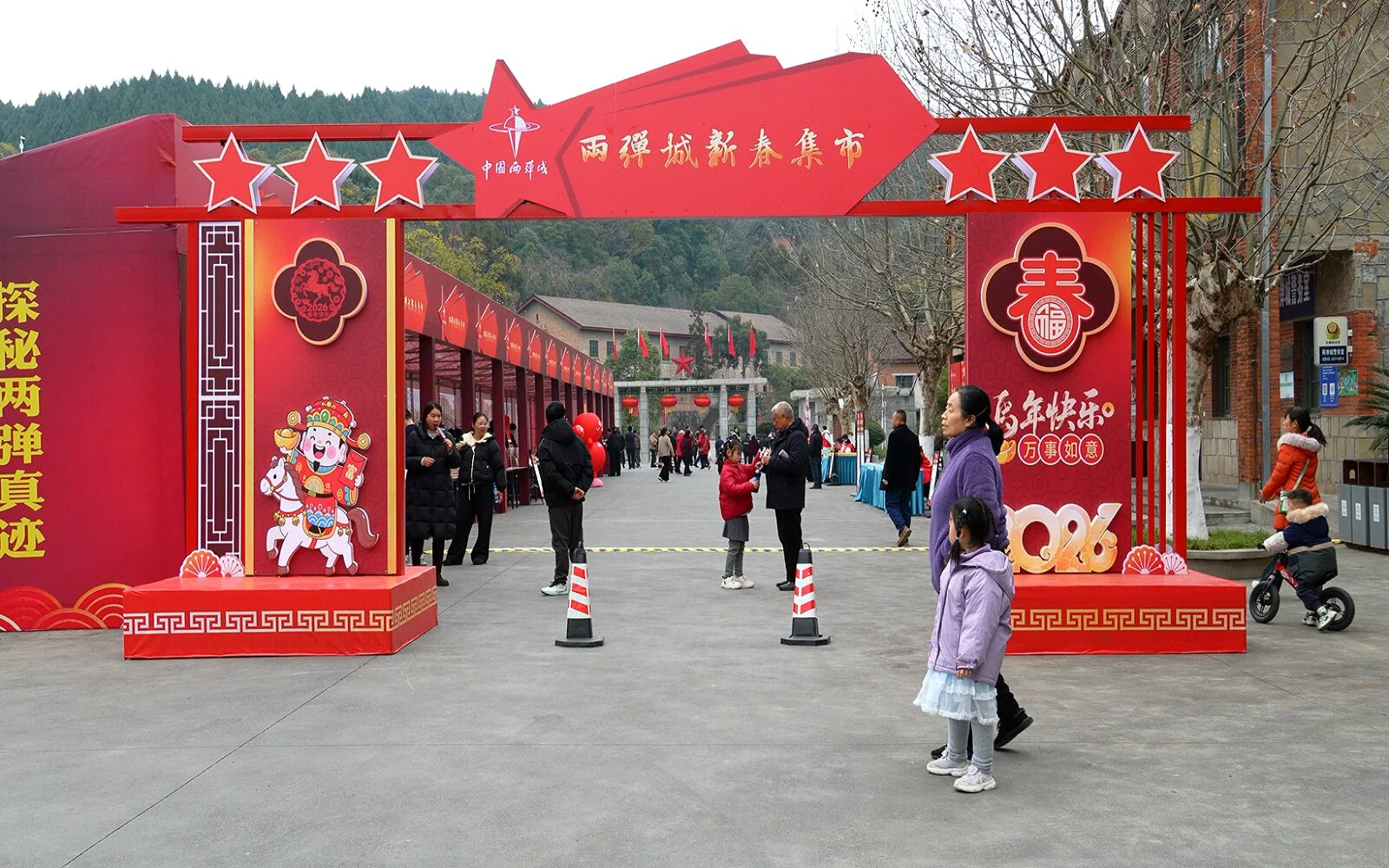 四川梓潼：兩彈城春節遊客如織 特色科技迎新年