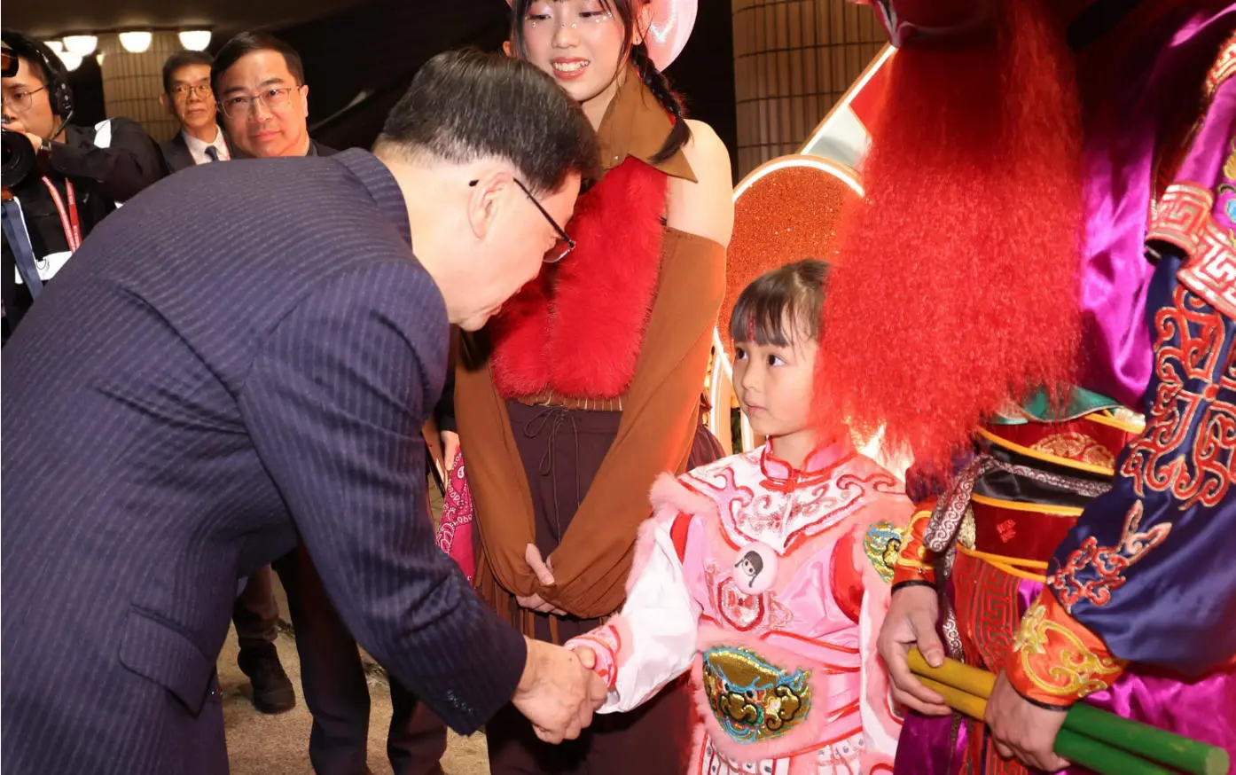 「國泰新春國際匯演之夜」開幕 李家超社媒：馬上起舞賀新春 花車躍動樂不停