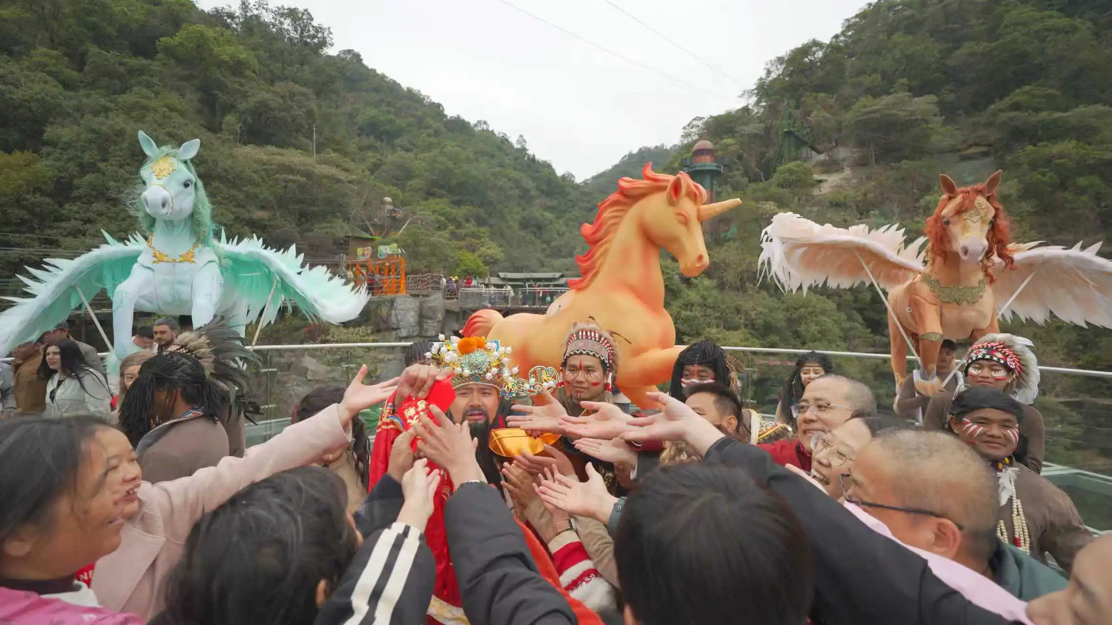  馬年新春首日接待遊客1.12萬人次  清遠古龍峽年味拉滿引客來