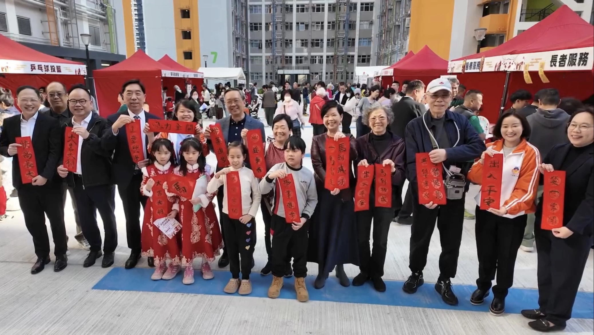 何永賢參與迎春市集 與居民同樂