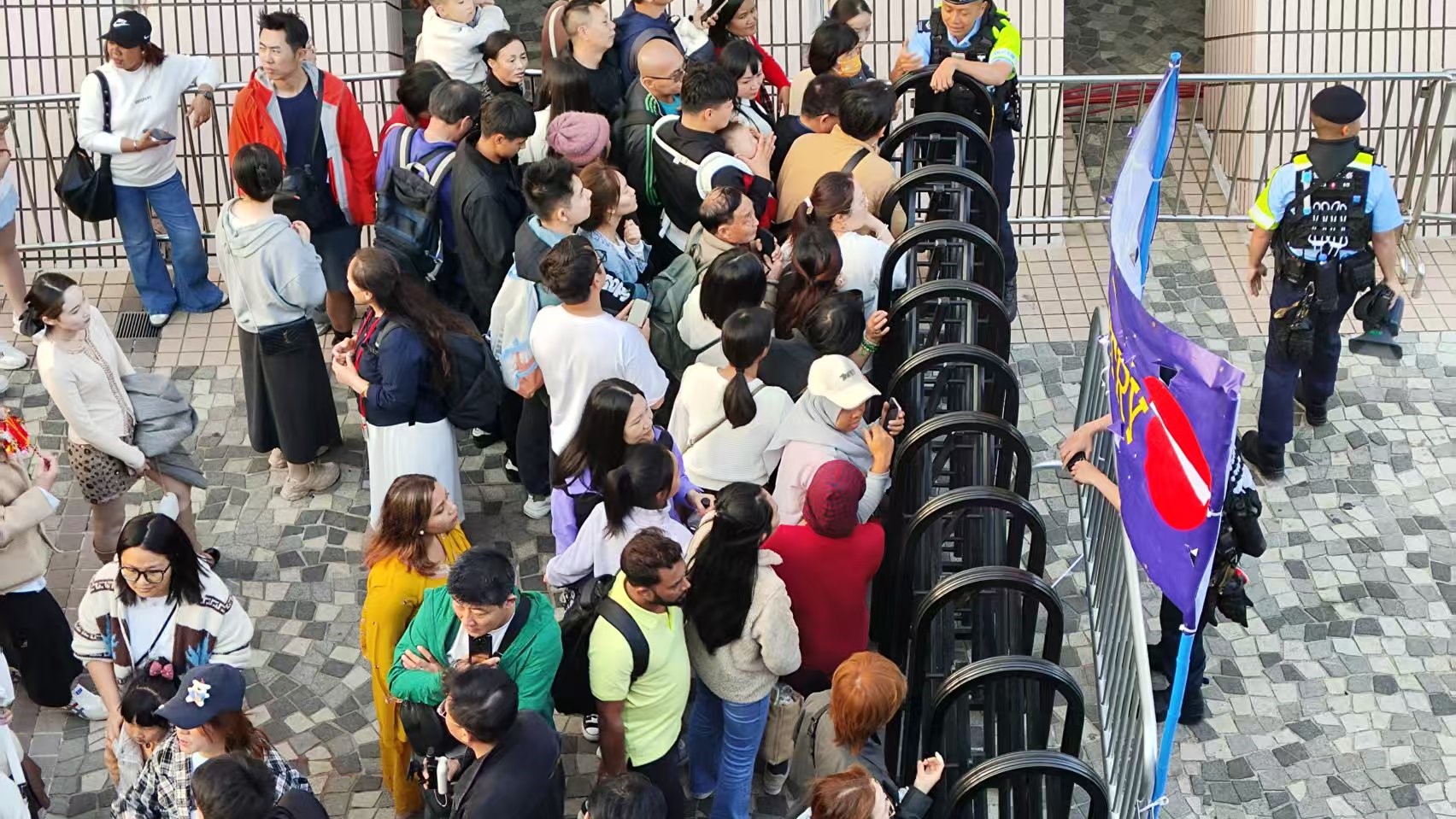 煙花匯演晚上上演 大量內地旅客專程來港觀賞 旅客：香港過年氣氛比內地濃厚