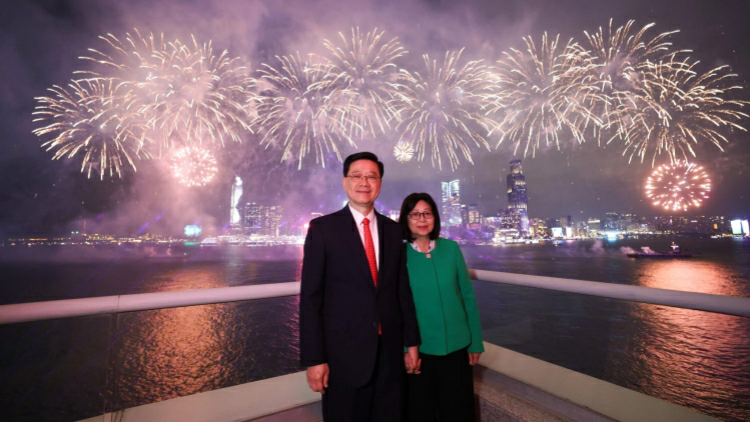 李家超攜太太觀賞馬年煙花匯演
