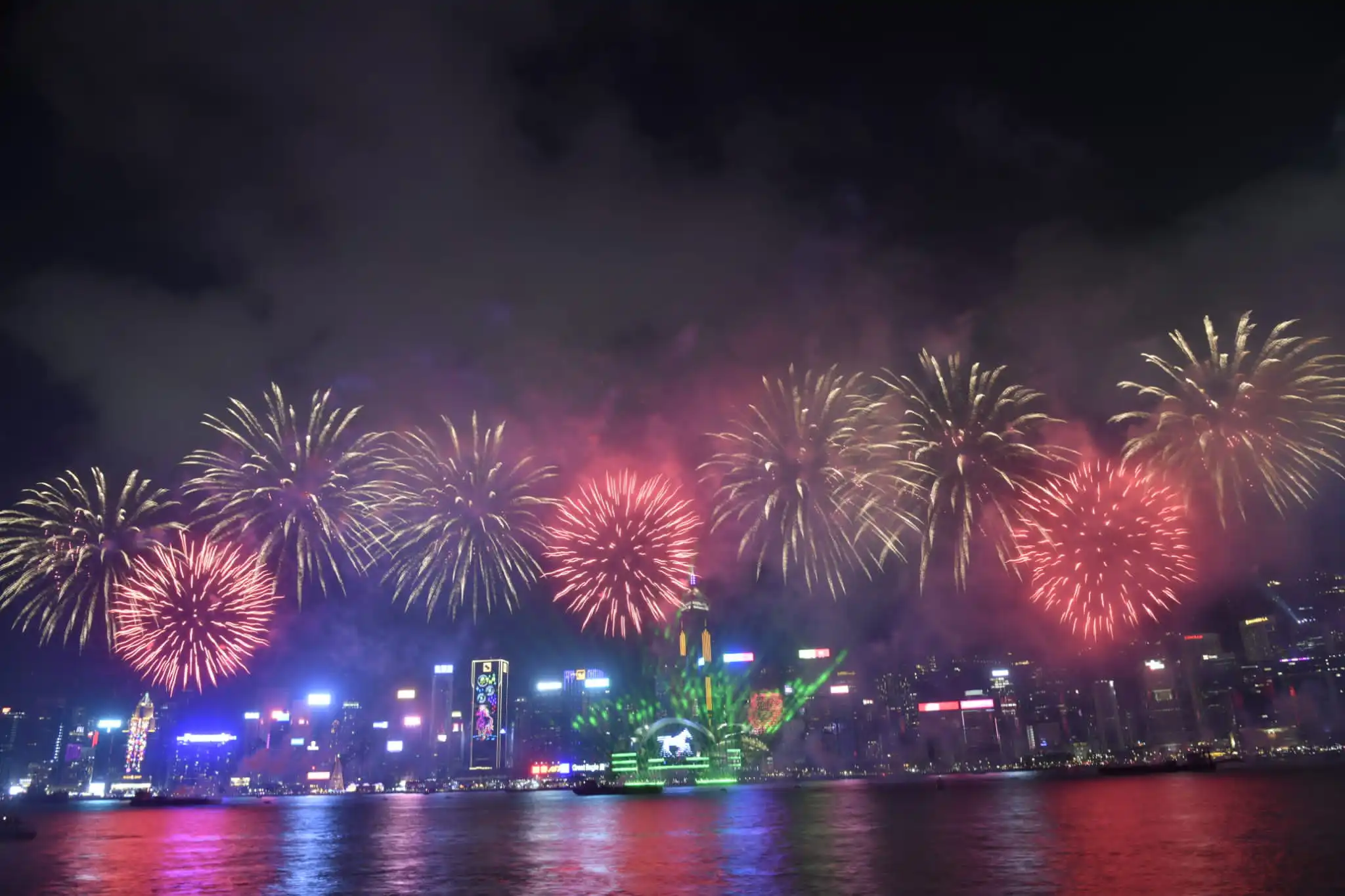 多圖｜馬會呈獻煙花匯演點亮夜空 港穗雙城聯動 駿馬迎新歲