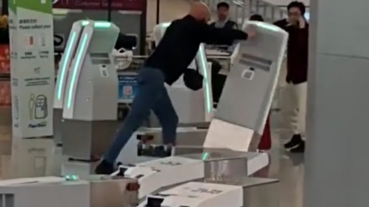 英籍漢年廿九機場推倒10部智能登記櫃枱 被控刑毀等2罪提堂