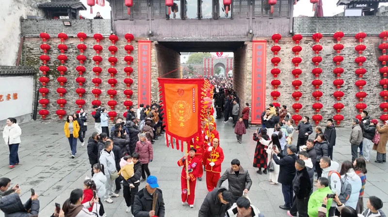 【就在徽州過大年】黃山歙縣：布龍飛舞花船游 徽州古城鬧新春