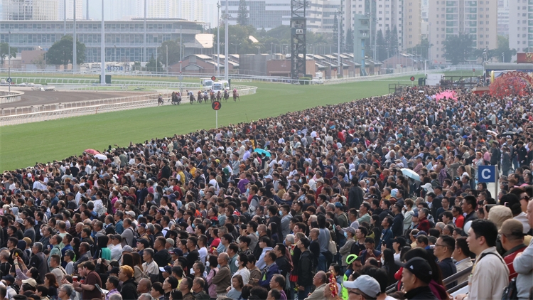 有片丨賀歲馬爆晒場 旅客逾兩萬創新高 賽馬旅遊真係Work