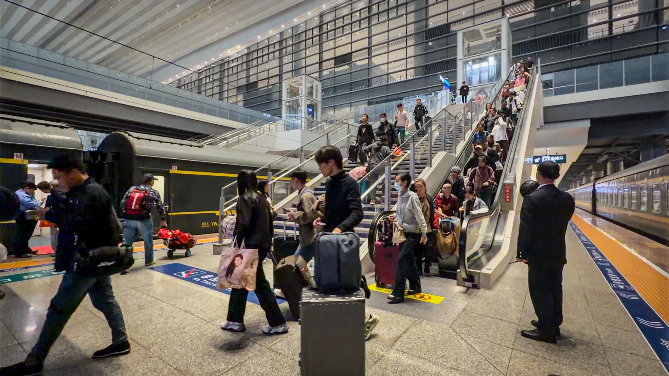 春節假期過半 返程客流攀升 國鐵廣州局2月20日預計到達旅客突破200萬人次