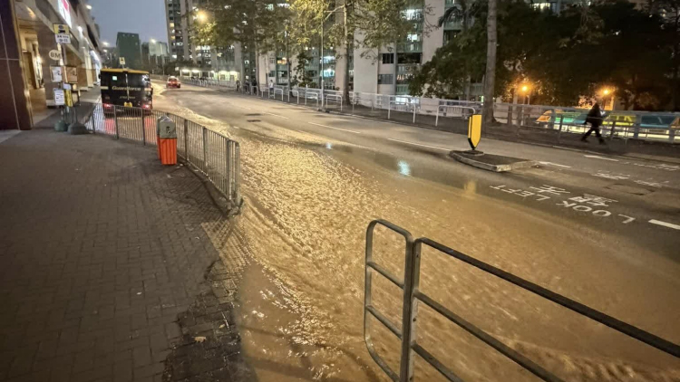 愛民邨忠孝街爆鹹水管 水務署派員到場搶修