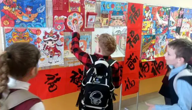 山東泰安臥虎山小學攜手俄羅斯、白俄羅斯友校舉辦新春書畫展