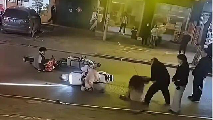 夫妻當街毆打女孩 河南通報：已被採取刑事強制措施