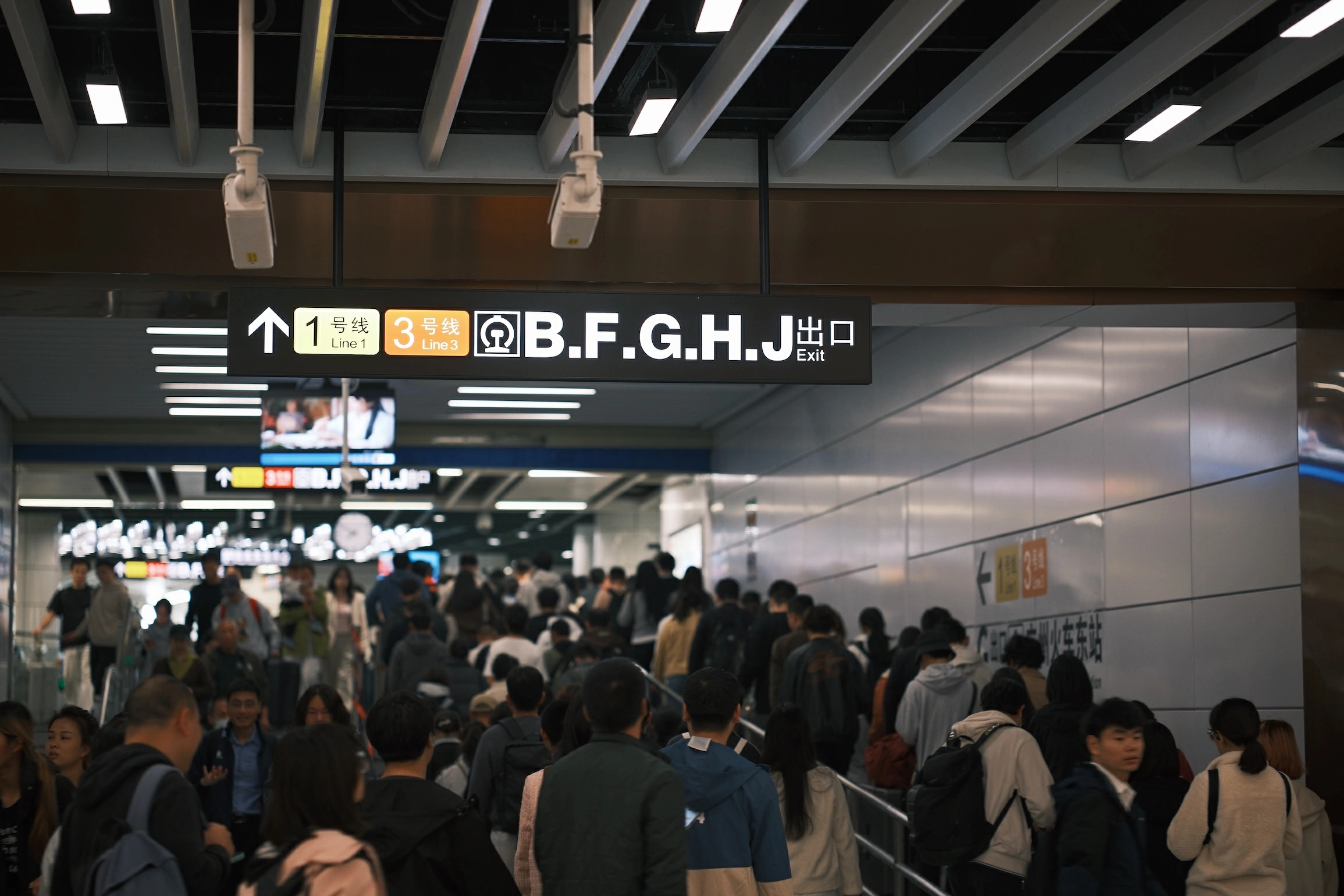 延長運營 廣州南站夜間加開大站快車  穗地鐵應對返程高峰