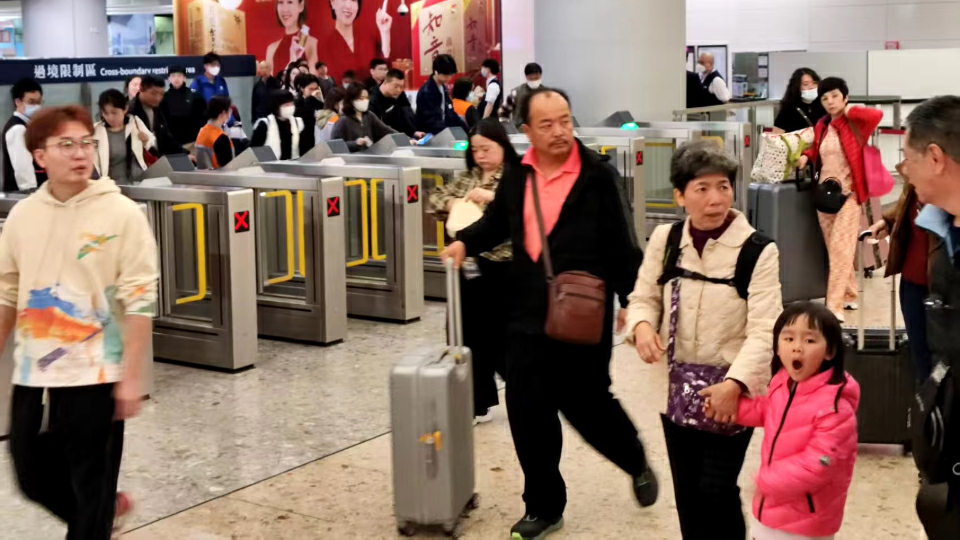 西九高鐵站現人潮 滿載旅客好評：香港過節熱鬧並會推薦親友