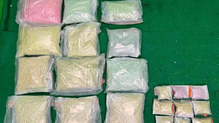 海關機場檢約735萬元懷疑搖頭丸 拘捕金邊抵港49歲女子