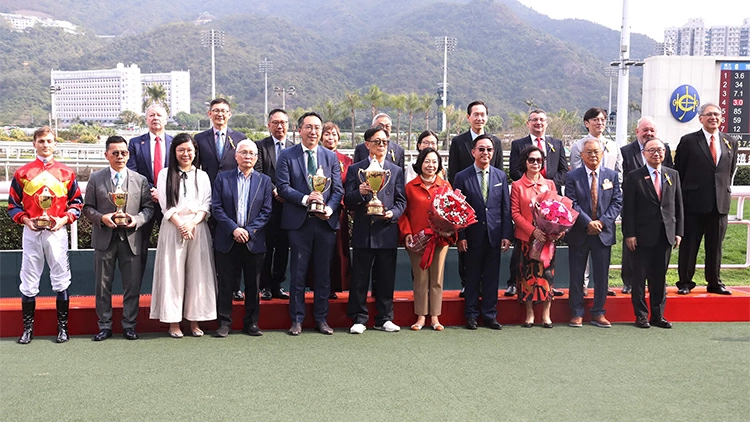 有片 | 醒目高球捧鄉議局百周年紀念盃 民青局局長麥美娟賽後頒獎