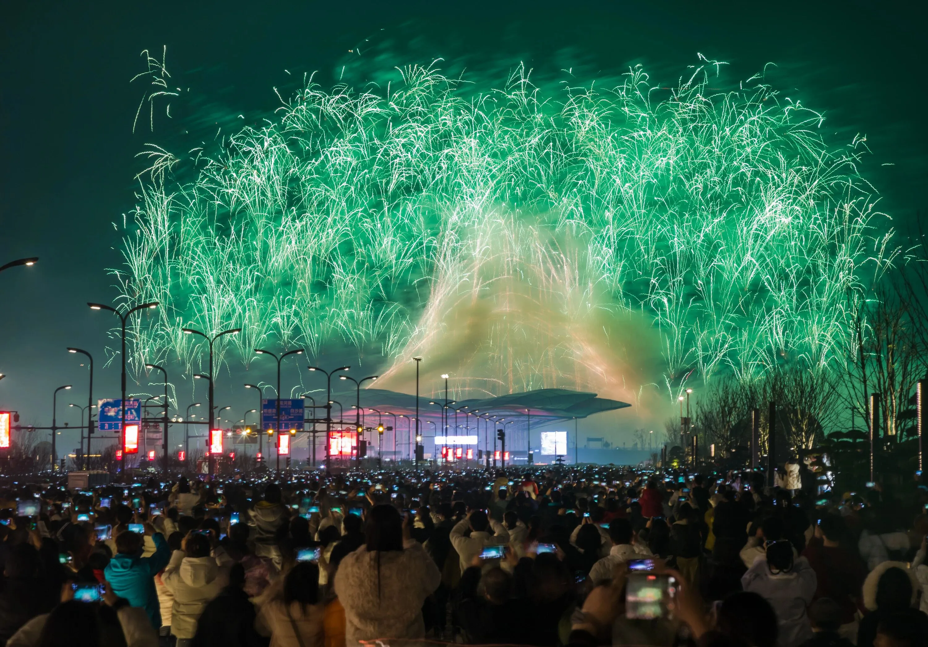 新春焰火點亮瀏陽夜空，上演極致浪漫