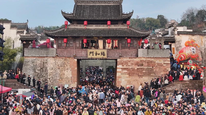【就在徽州過大年】 春晚同款「馬頭牆」圈粉   黃山歙縣徽州古城客流勁增