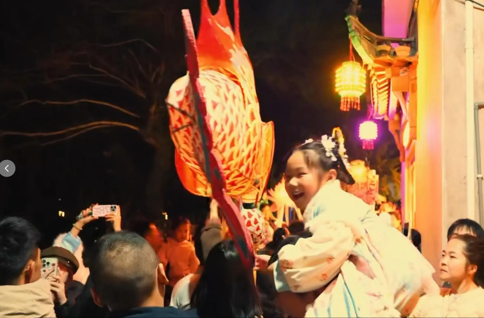 有片丨【就在徽州過大年】黃山徽州區：「溪南滿池嬌」魚燈夜遊惹遊客爭睹