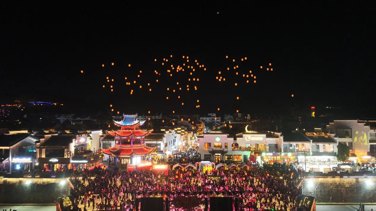 【就在徽州過大年】黃山屯溪河街：「新春江畔音樂會」奏響文旅華章