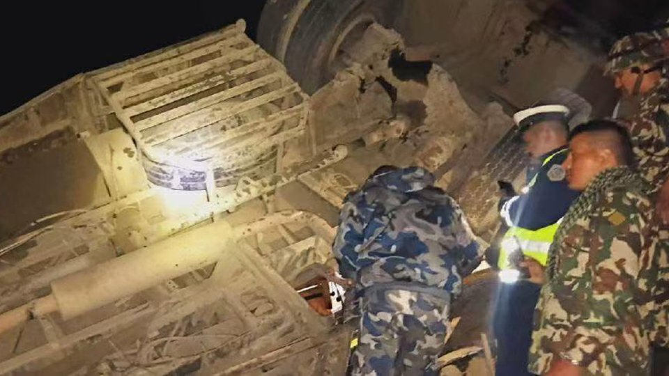 尼泊爾巴士墜河致18人死亡 中國公民1傷1失聯