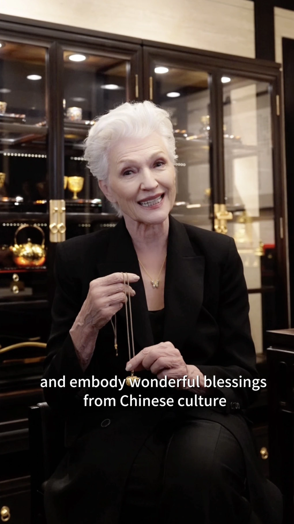 馬斯克母親馬年新春在老舖黃金掃貨