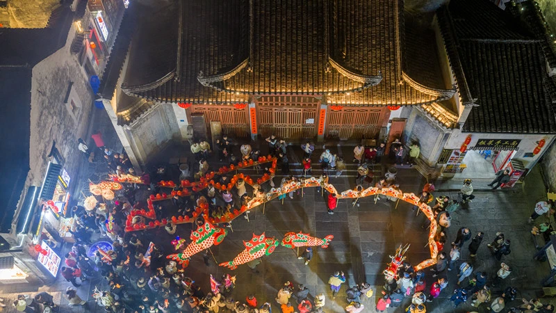 【就在徽州過大年】黃山黟縣：年俗加持  「桃花源里過大年」好戲連台