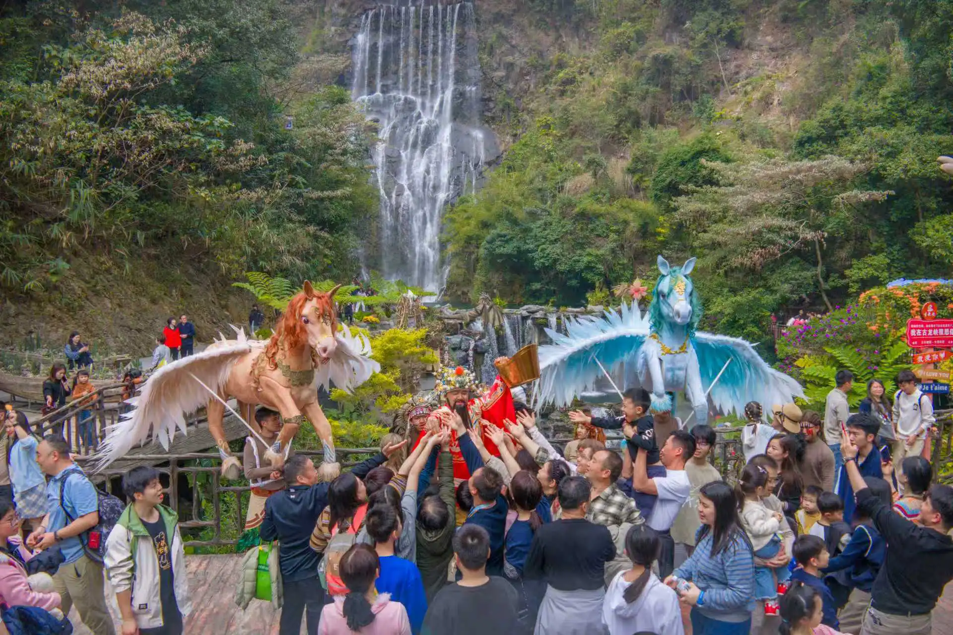  粵港澳遊客新春打卡首選地  春節古龍峽情景式演藝吸客11.9萬人次領跑灣區