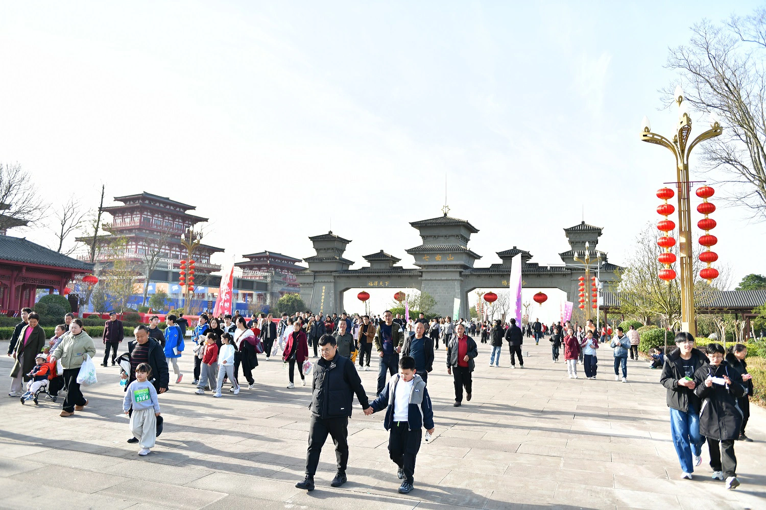 踏古蜀道穿翠雲廊 四川梓潼超10萬人登高共赴新春新征程