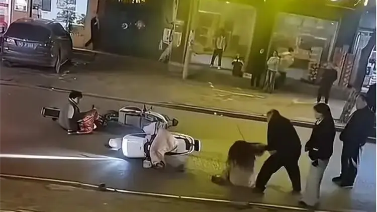 河南平頂山夫婦被批捕：當街先後毆打4人 涉及15歲少女