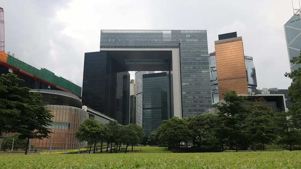 財政預算案｜財政明顯改善 續削減公務員編制 過億豪宅印花稅加至6.5%