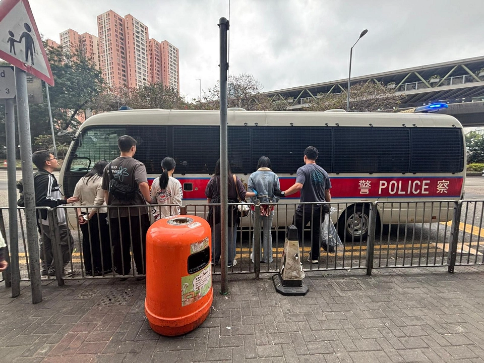 警方秀茂坪打擊賣淫場所 拘捕3名內地女