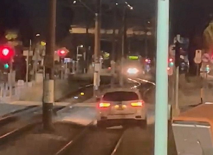 有片｜洪水橋私家車闖輕鐵路軌 險與列車迎頭相撞