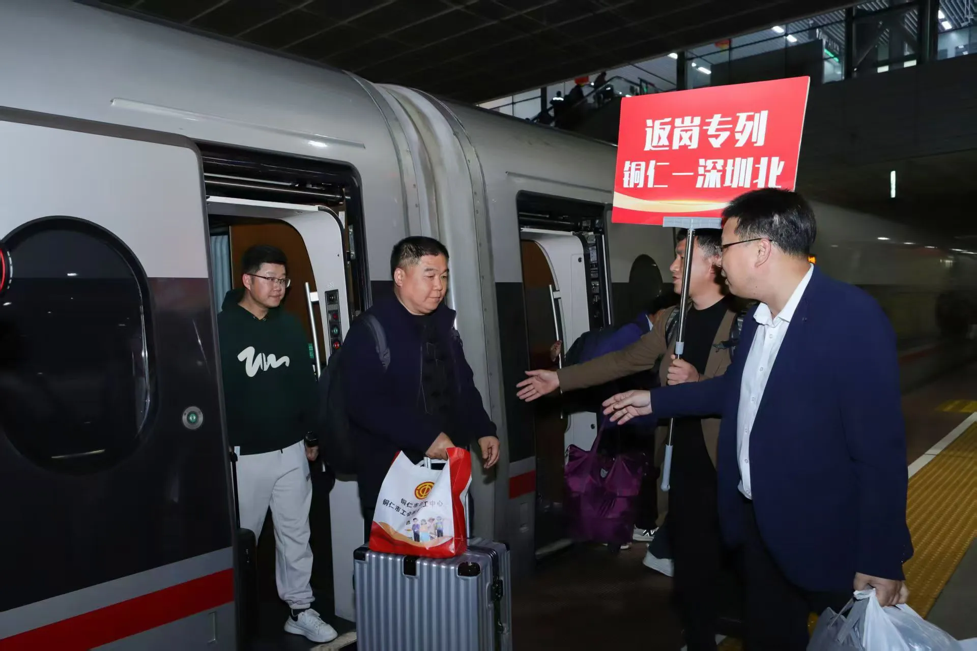 「南粵春暖」首趟返深返崗專列抵達 節後系列就業服務全面鋪開