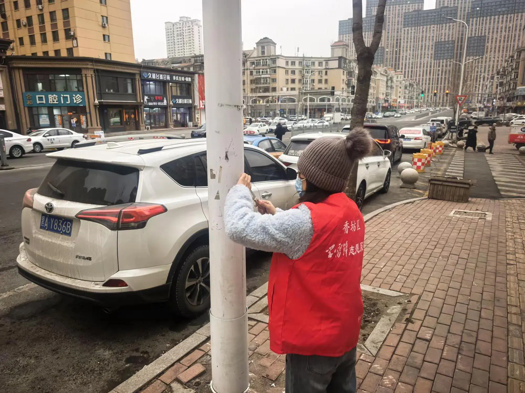 哈市香坊區新成街道開展清理小廣告專項行動