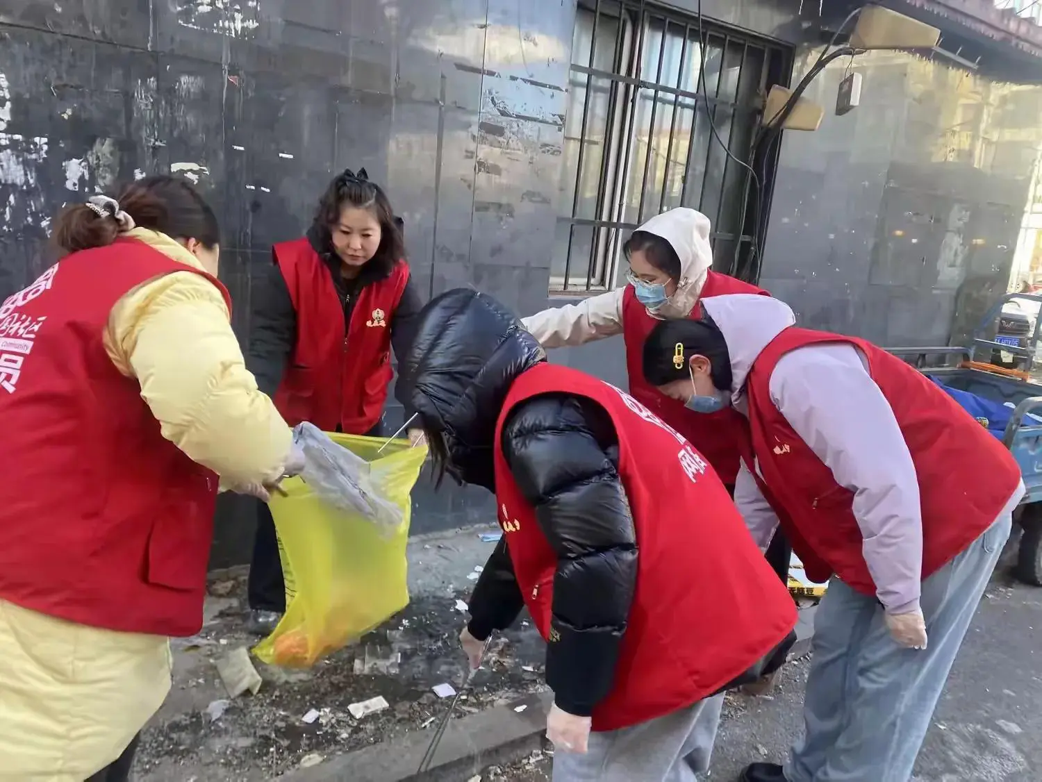 哈市香坊區通鄉街道安通社區開展春季環境集中整治行動