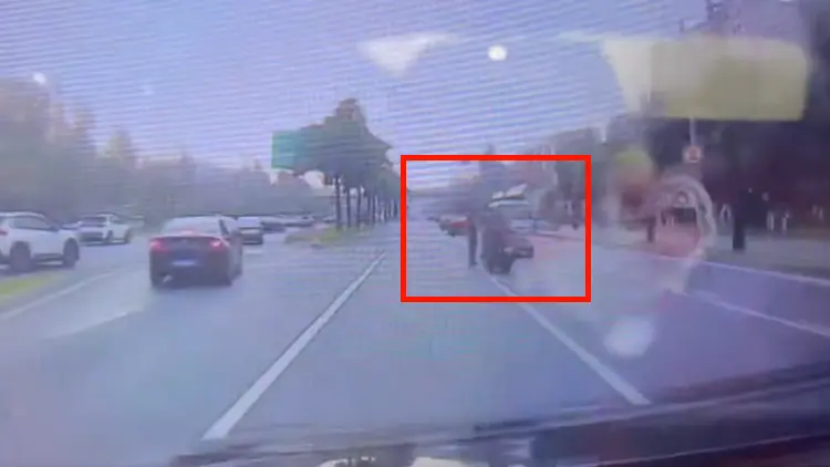 警方通報成都一交警被摩托車撞倒