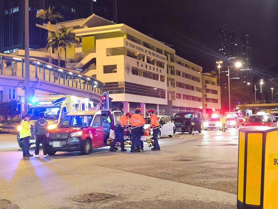 荃灣3車首尾相撞4人傷 私家車司機涉醉駕被捕