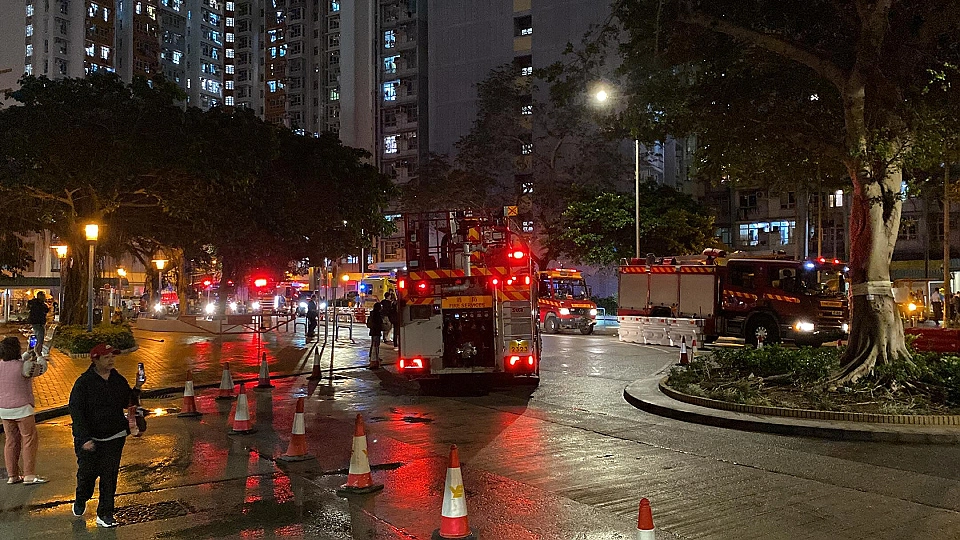 有片〡深水埗白田邨閉門失火 逾百居民疏散無人傷